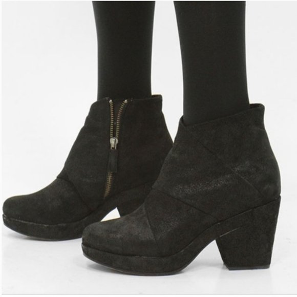 Eileen Fisher Coax Black Soft Grained Texture Leather Platform Boots - Size 9. - Picture 1 of 14